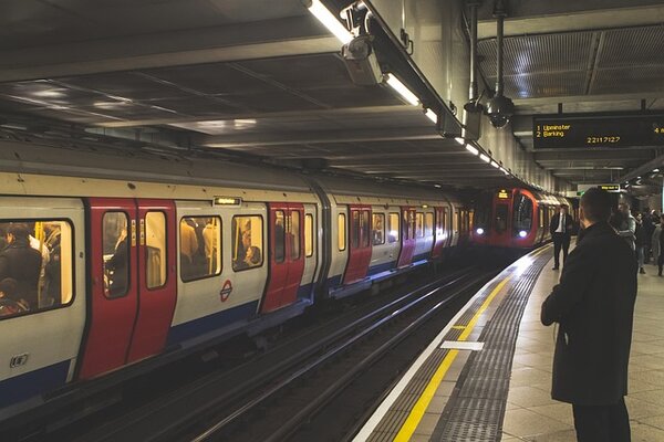 Tower Hill Tube Station . Carriahes left, platform right.